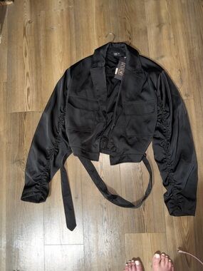 Women's Black Cropped Blazer with Ruched Sleeves